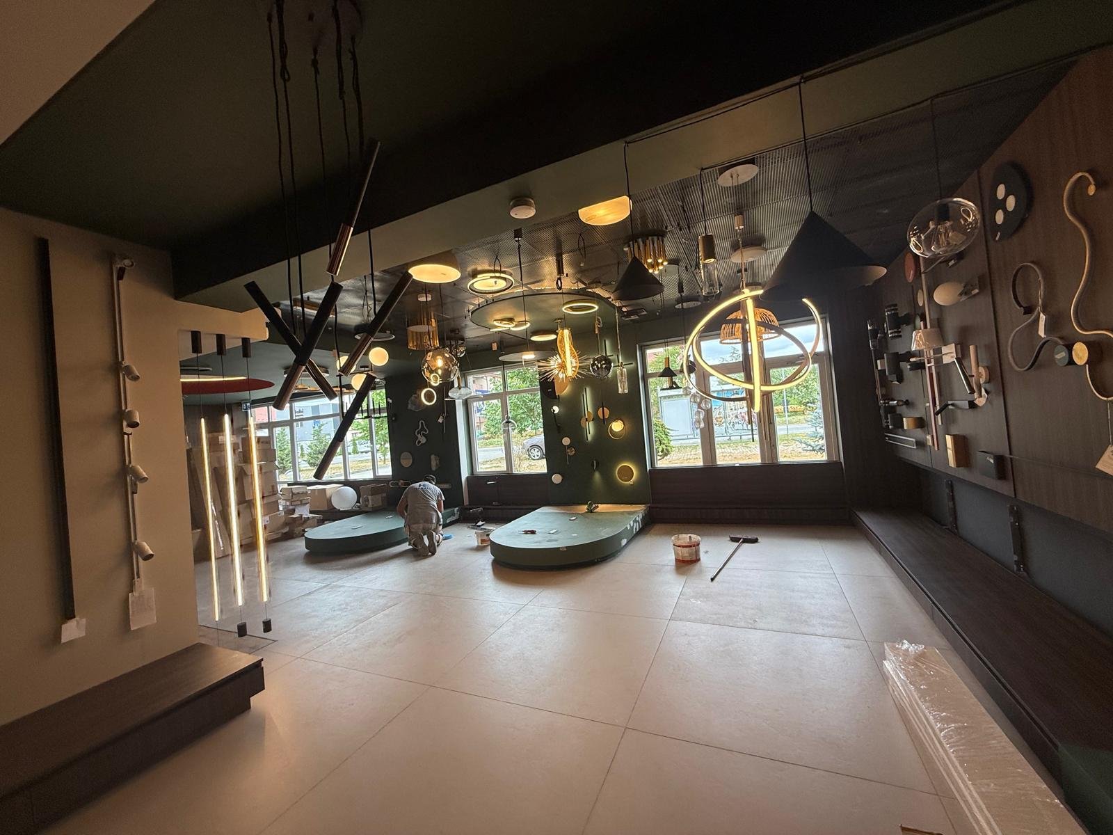 Amenajare interioară finalizată, cu corpuri de iluminat decorative