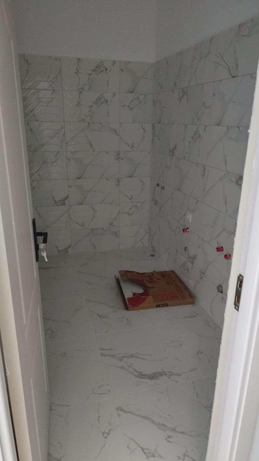 Baie placată complet cu faianță cu aspect de marmură
