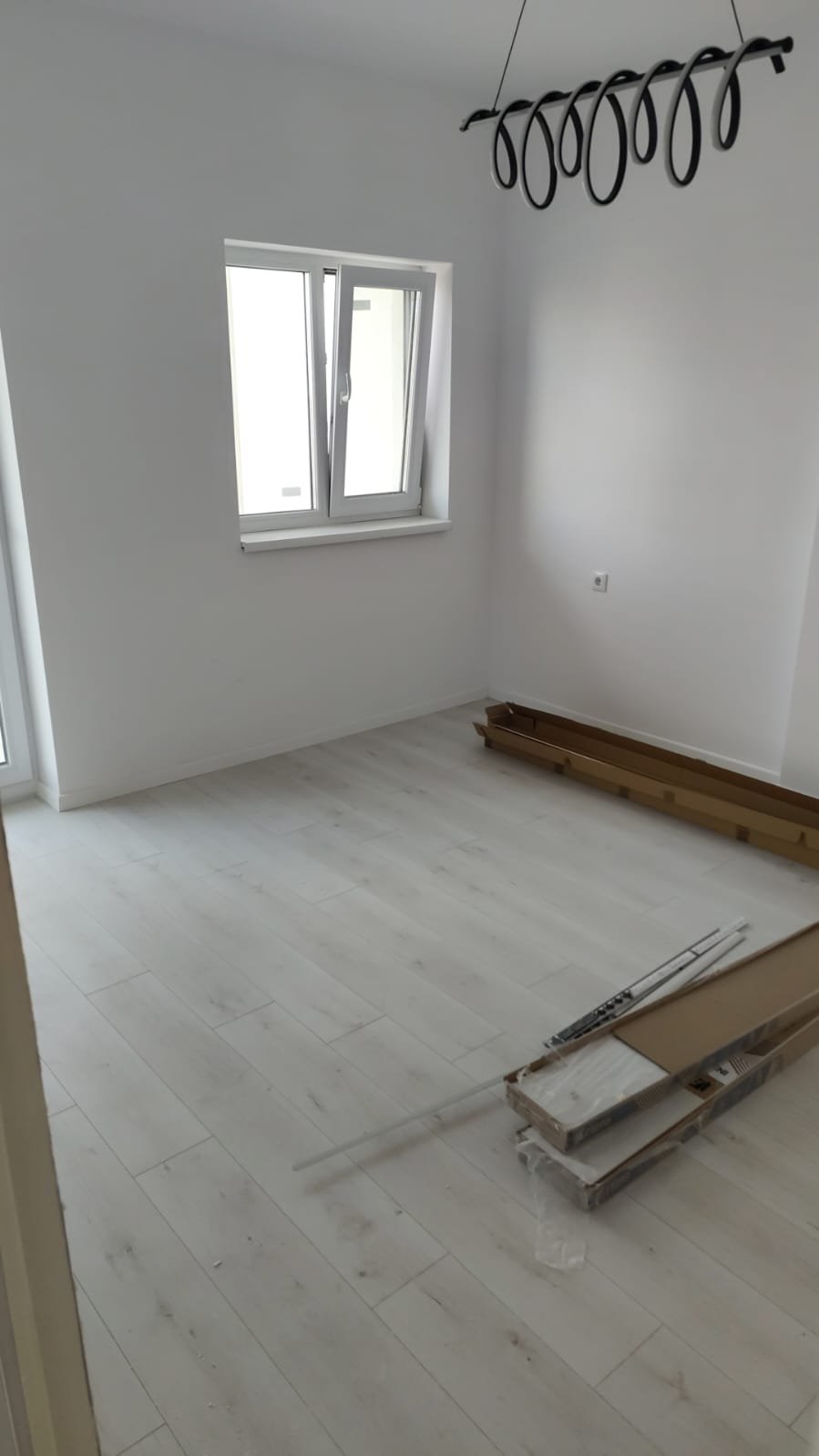 Cameră cu parchet montat și pereți gletuiți, gata de predare