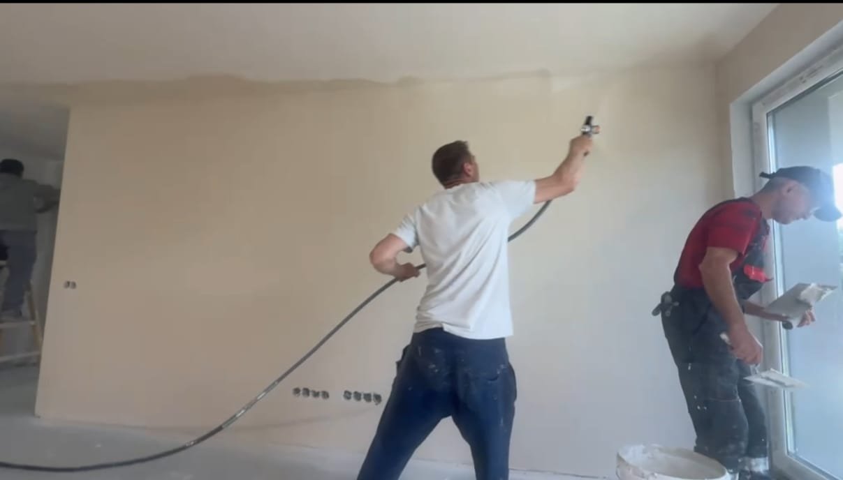 Echipa noastră aplicând vopseaua pe pereți